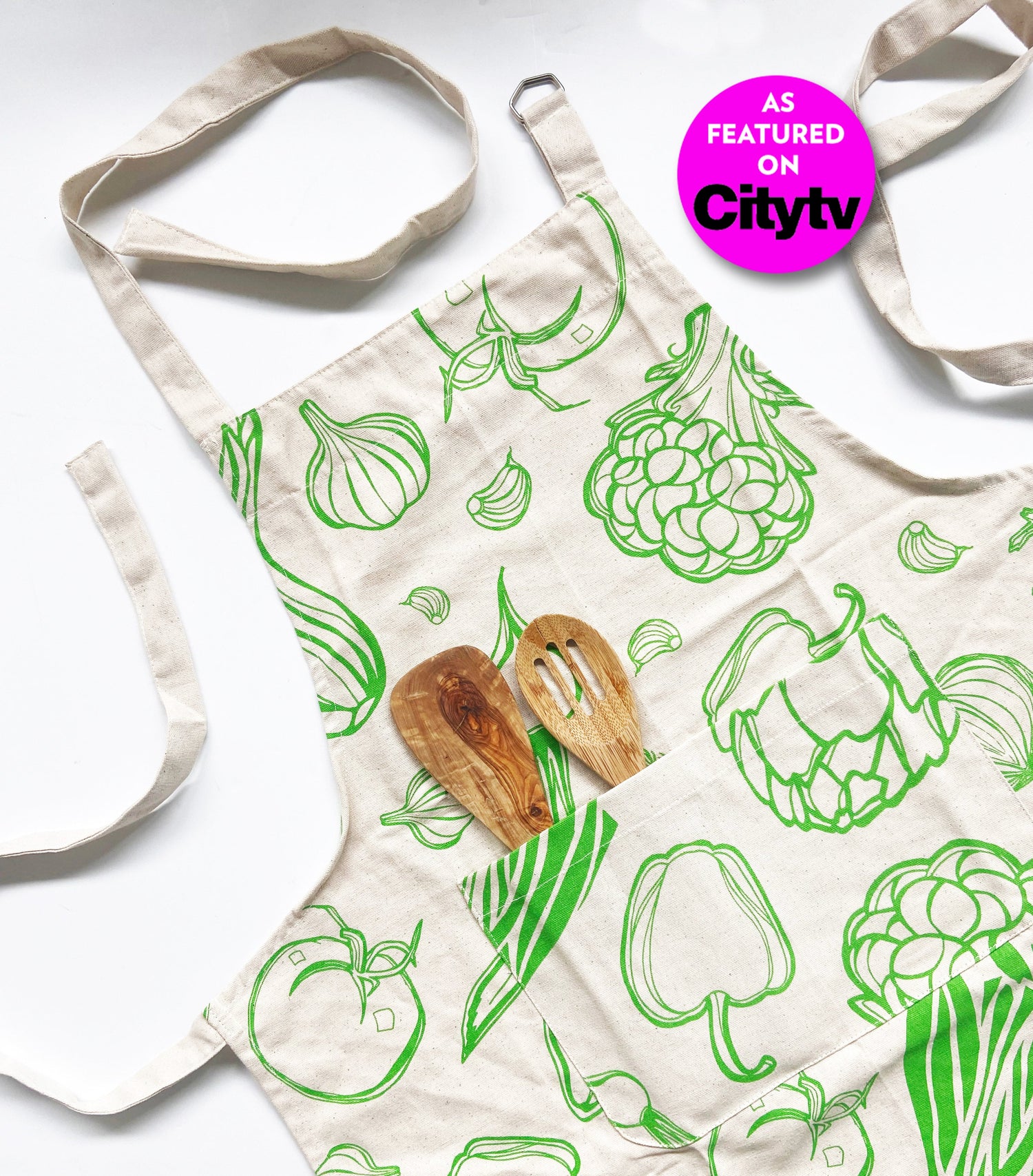 woman with apron and mitt set on with a stunning abstract black and white pattern